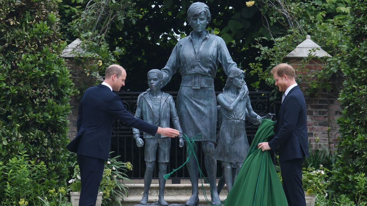 Diana z bronzu. Princové William a Harry odhalili sochu své matky